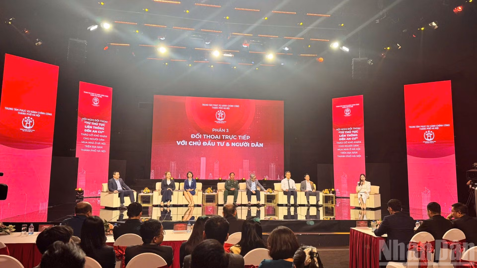 Các diễn giả trả lời, đối thoại với người dân tìm cách tháo gỡ khó khăn xung quanh thủ tục thuê, mua nhà ở xã hội hiện nay. (Ảnh: HNV)