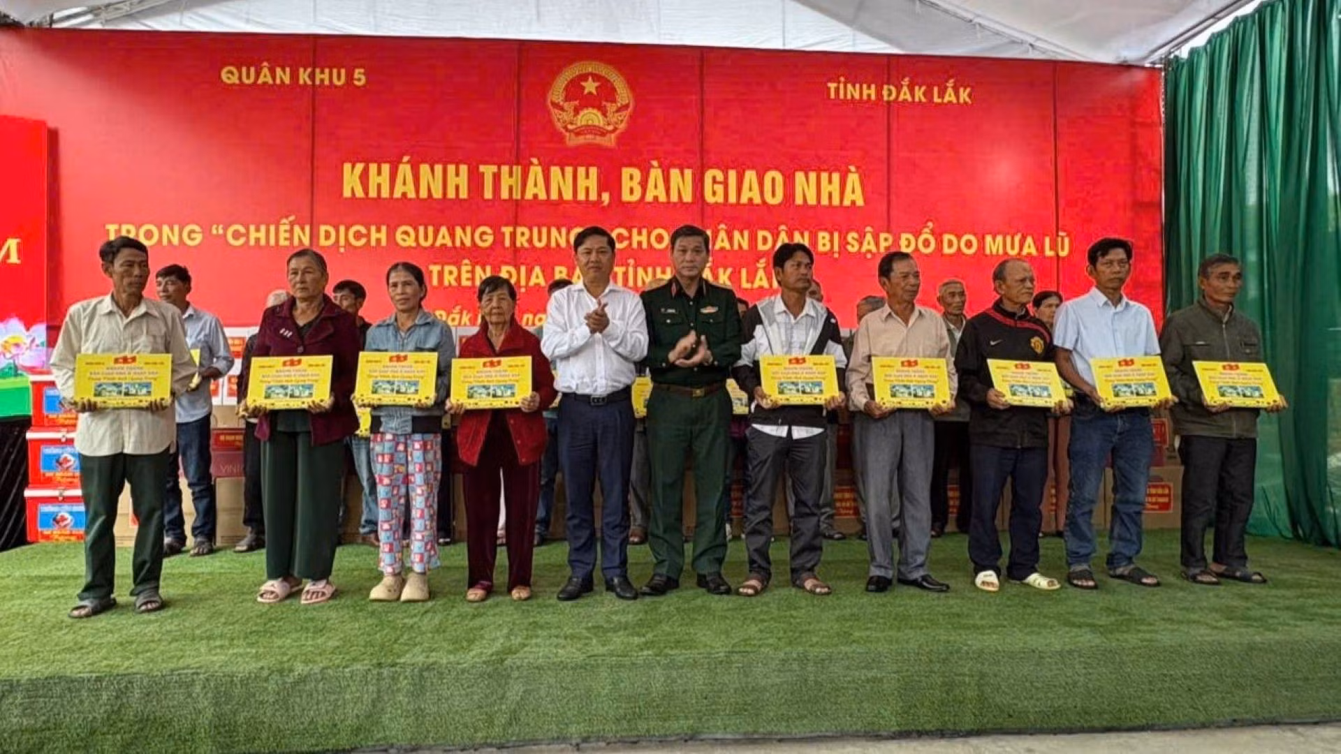Trung tướng Lê Ngọc Hải, Tư lệnh Quân khu 5 và Bí thư Tỉnh ủy Đắk Lắk Lương Nguyễn Minh Triết trao bảng tượng trưng tặng nhà cho các hộ dân xã Hòa Thịnh.
