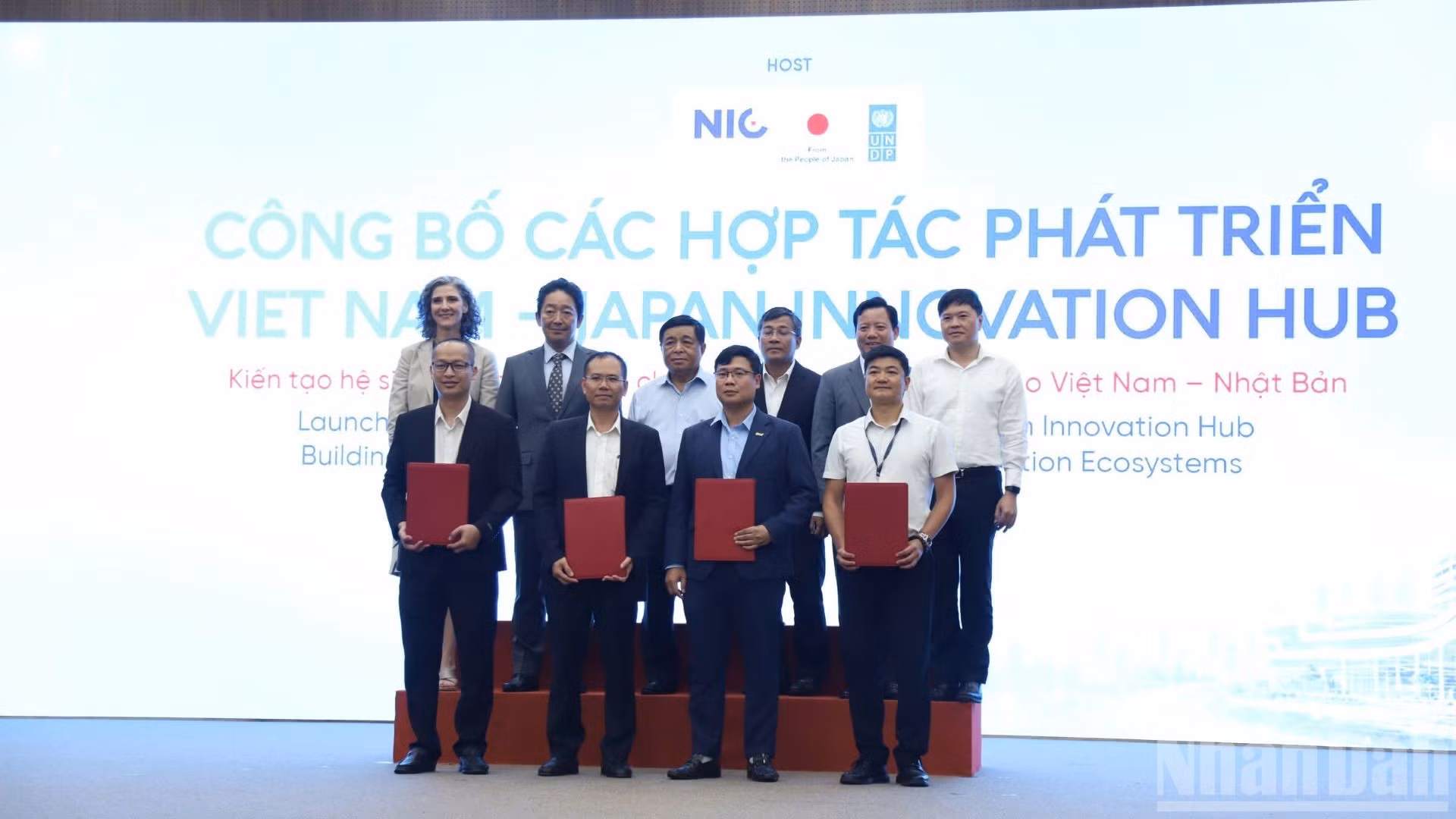Các đại diện hai bên Việt Nam-Nhật Bản ký kết các biên bản ghi nhớ hợp tác tại diễn đàn. (Ảnh: MINH ĐỨC)