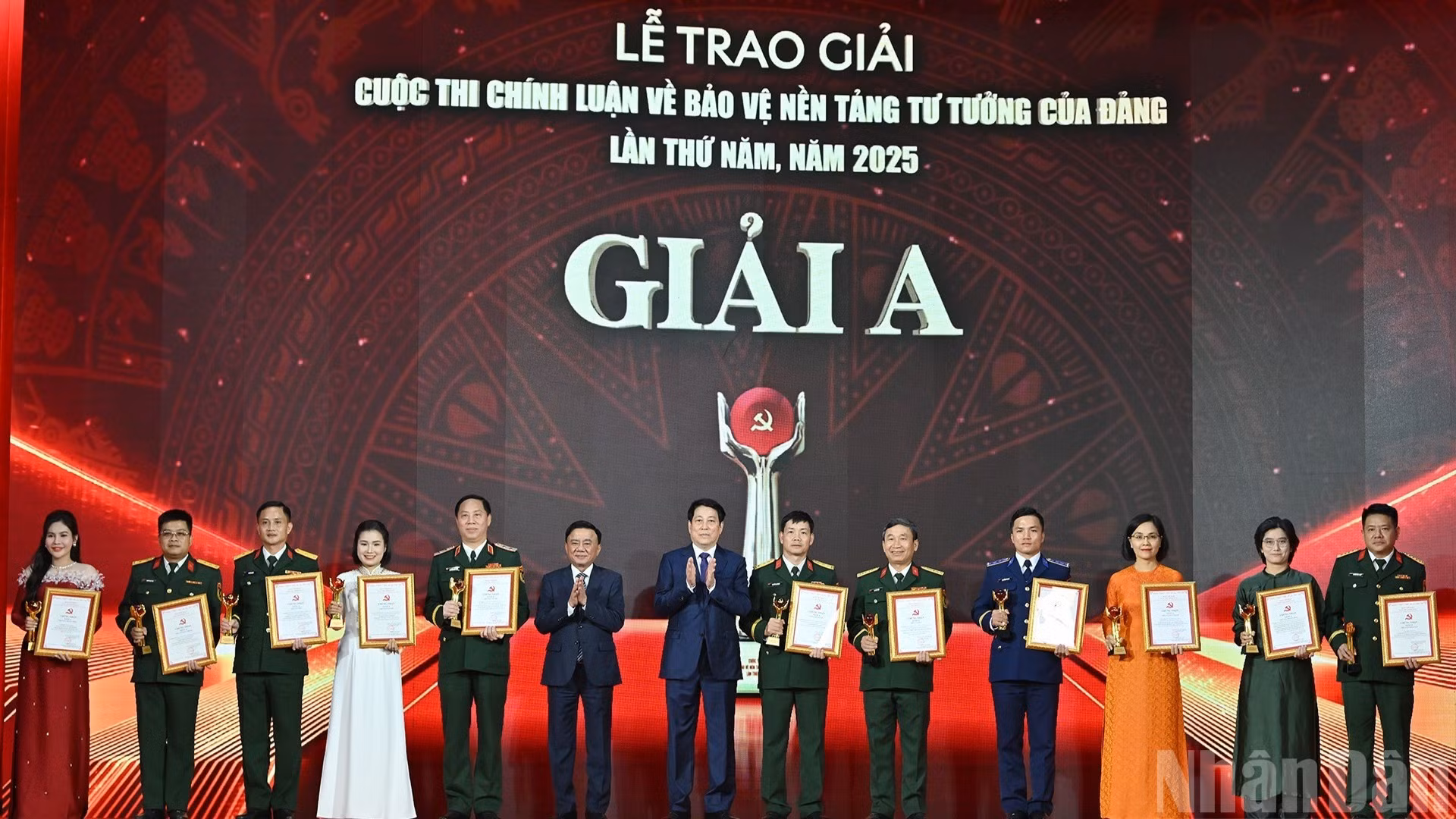 Chủ tịch nước Lương Cường và Thường trực Ban Bí thư Trần Cẩm Tú trao giải A tặng tác giả, nhóm tác giả đoạt giải. 