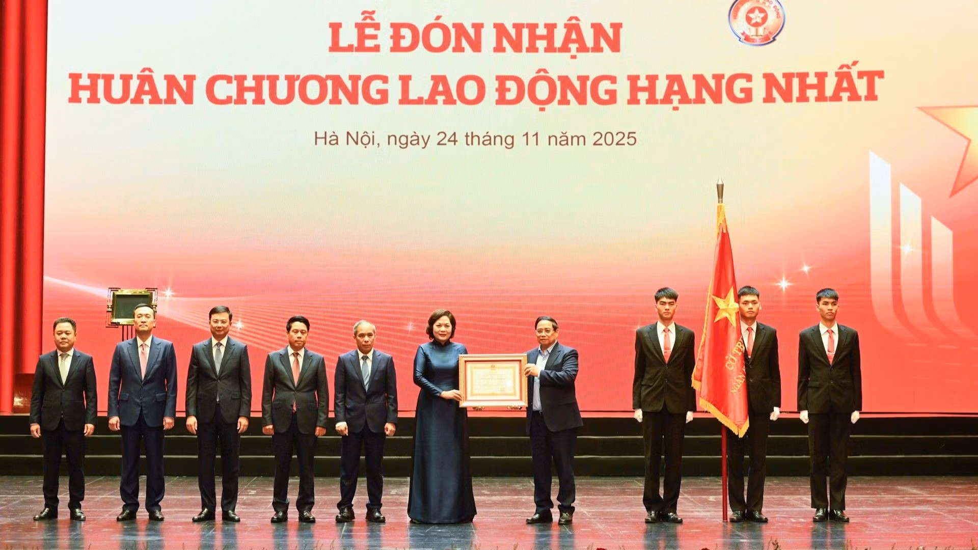 Thủ tướng Chính phủ Phạm Minh Chính trao tặng Huân chương Lao động hạng Nhất cho Ngân hàng nhà nước Việt Nam.
