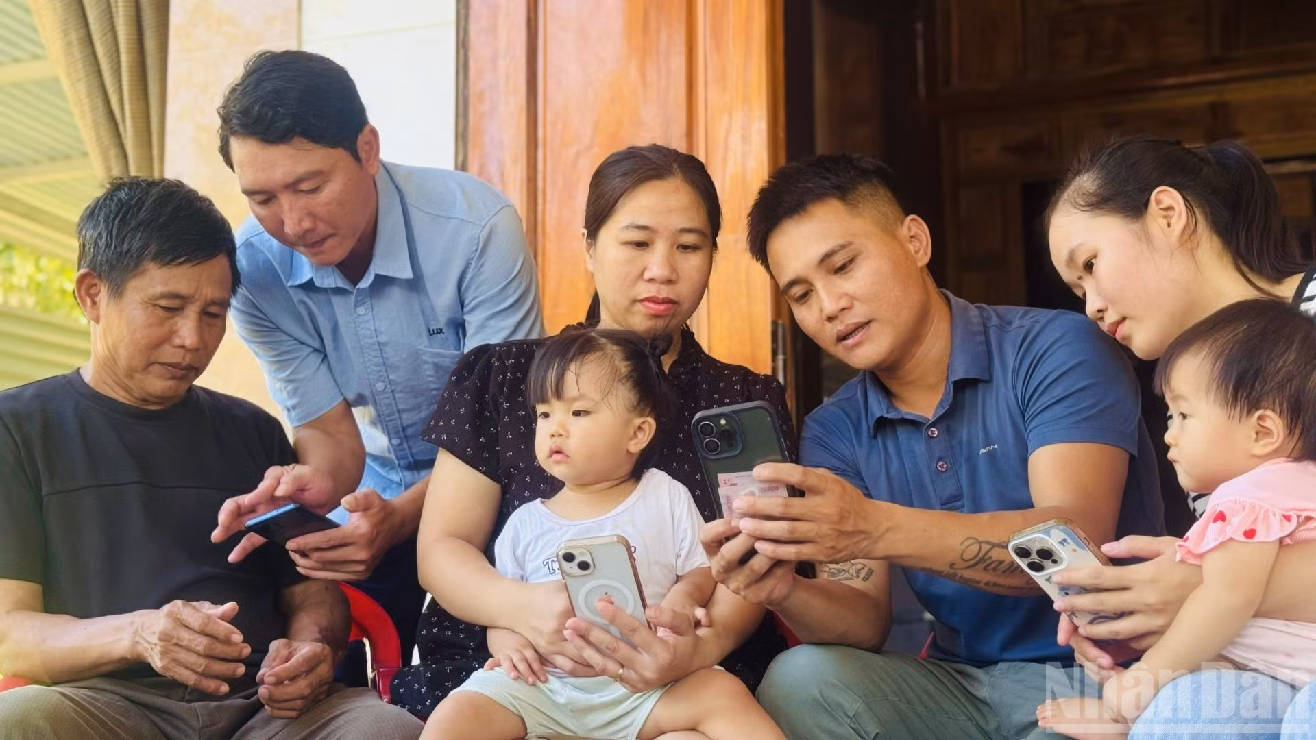 Thành viên Tổ công nghệ số cộng đồng đến tận hộ dân "cầm tay, chỉ việc" tại xã Phong Nha, giúp người dân cài đặt và triển khai các ứng dụng công dân số trên điện thoại thông minh. (Ảnh: HNV)