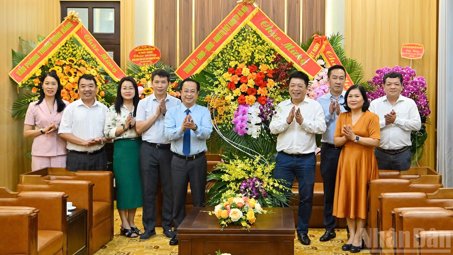 Đồng chí Quế Đình Nguyên, Ủy viên Ban Chấp hành Đảng bộ các cơ quan Đảng Trung ương, Phó Tổng Biên tập tiếp đoàn công tác thành phố Hà Nội do đồng chí Trần Thế Cương, Ủy viên Ban thường vụ thành ủy Hà Nội, Phó Chủ tịch thường trực Hội đồng nhân dân thành phố Hà Nội làm Trưởng đoàn. (Ảnh: THỦY NGUYÊN)