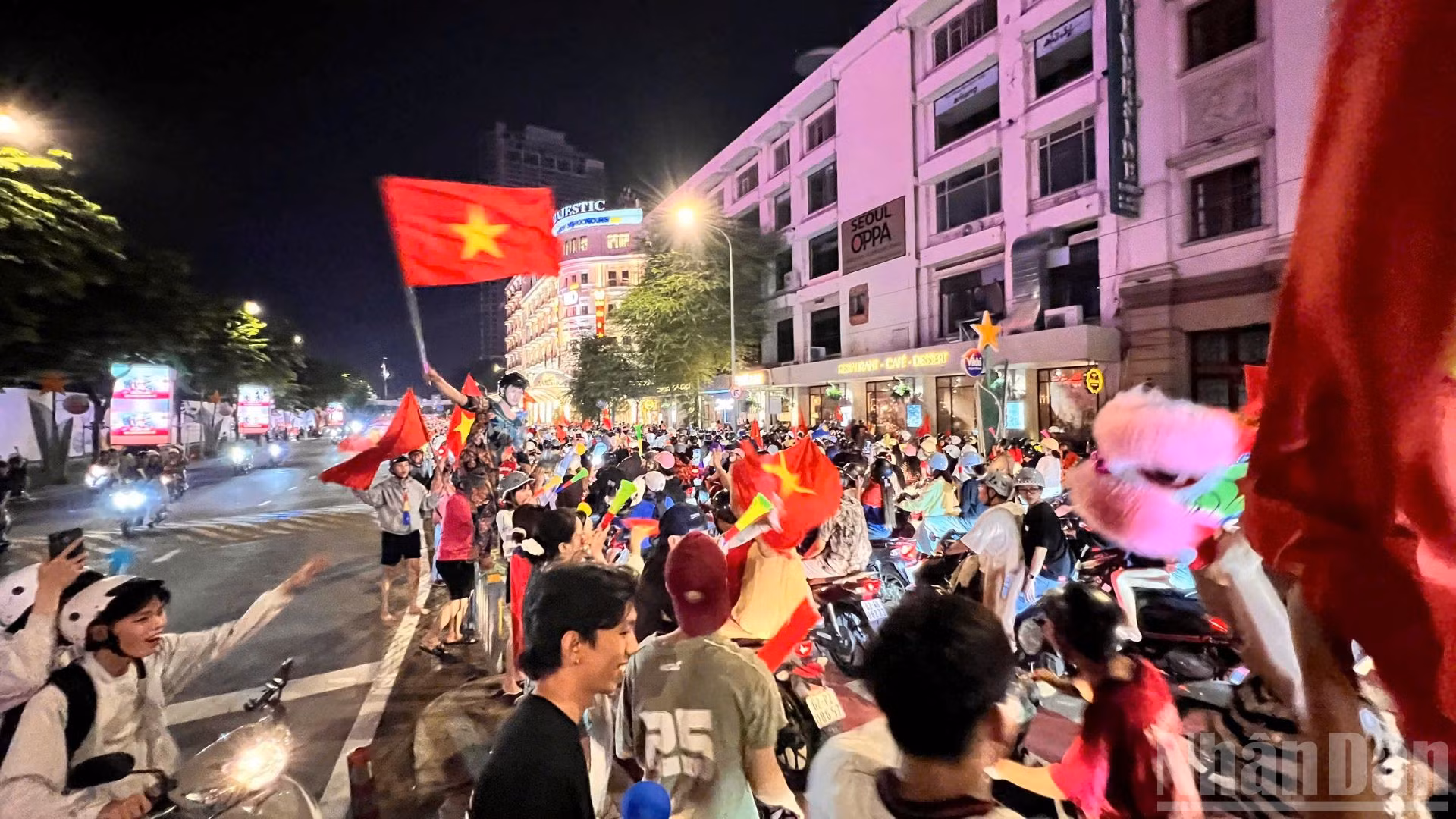 Người hâm mộ Thành phố Hồ Chí Minh hân hoan xuống đường vẫy cờ chúc mừng chiến thắng của đội tuyển bóng đá nam Việt Nam. (Ảnh: Thế Anh)