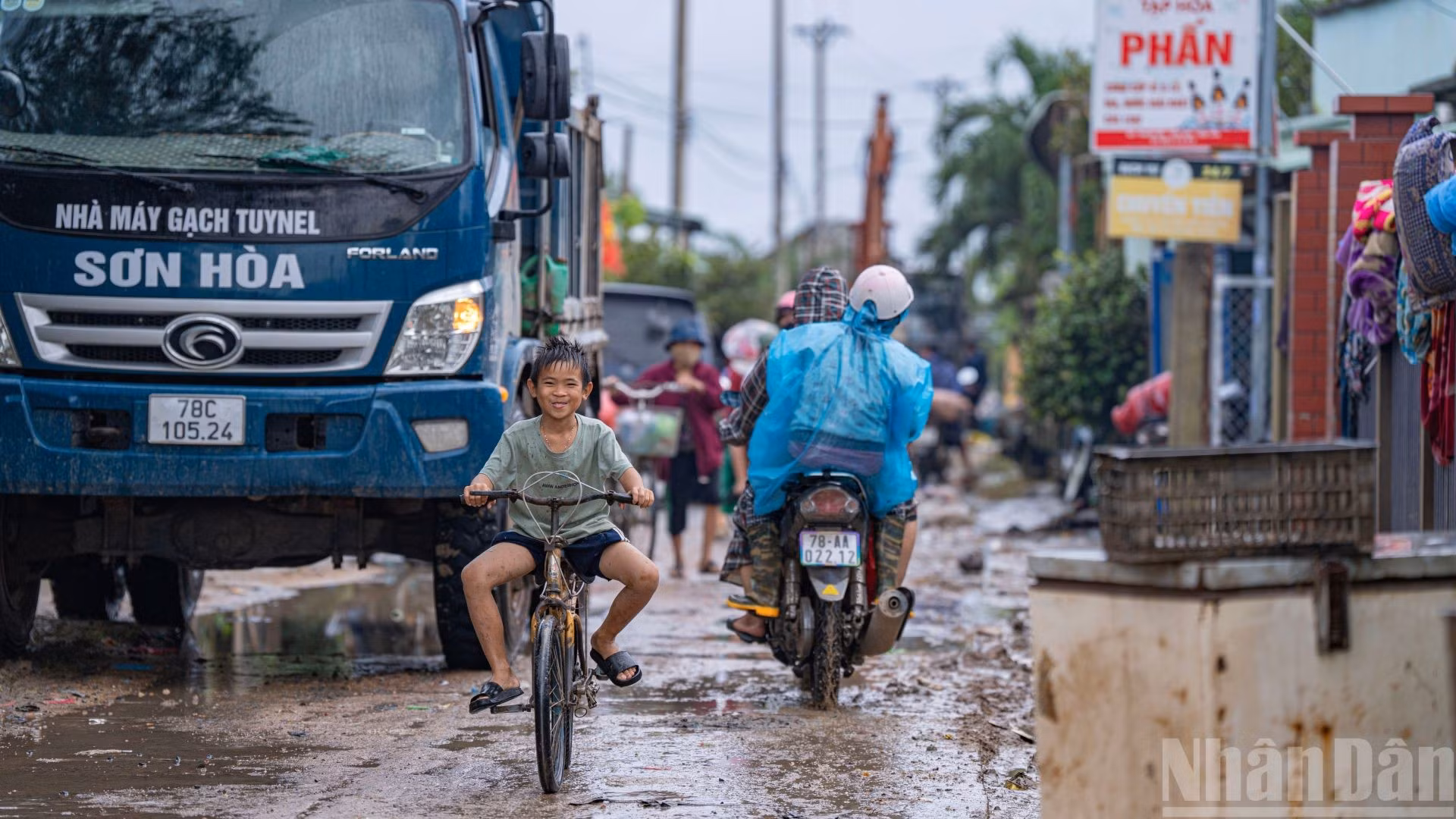 Những nụ cười trên đường làng đã dần trở lại.