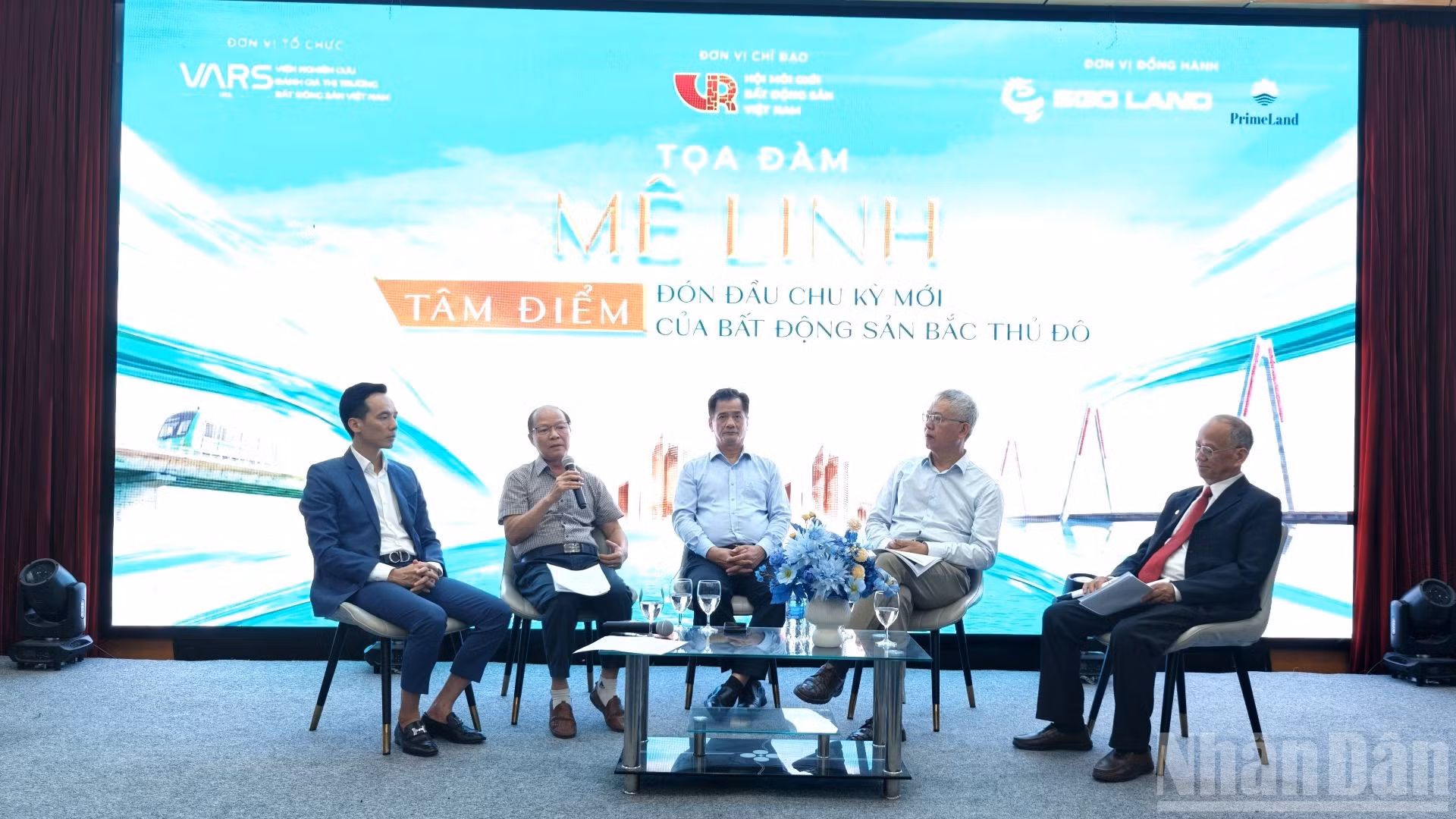 Các diễn giả tại phiên tọa đàm “Mê Linh - Tâm điểm đón đầu chu kỳ mới của bất động sản bắc Thủ đô”. (Ảnh: HNV)