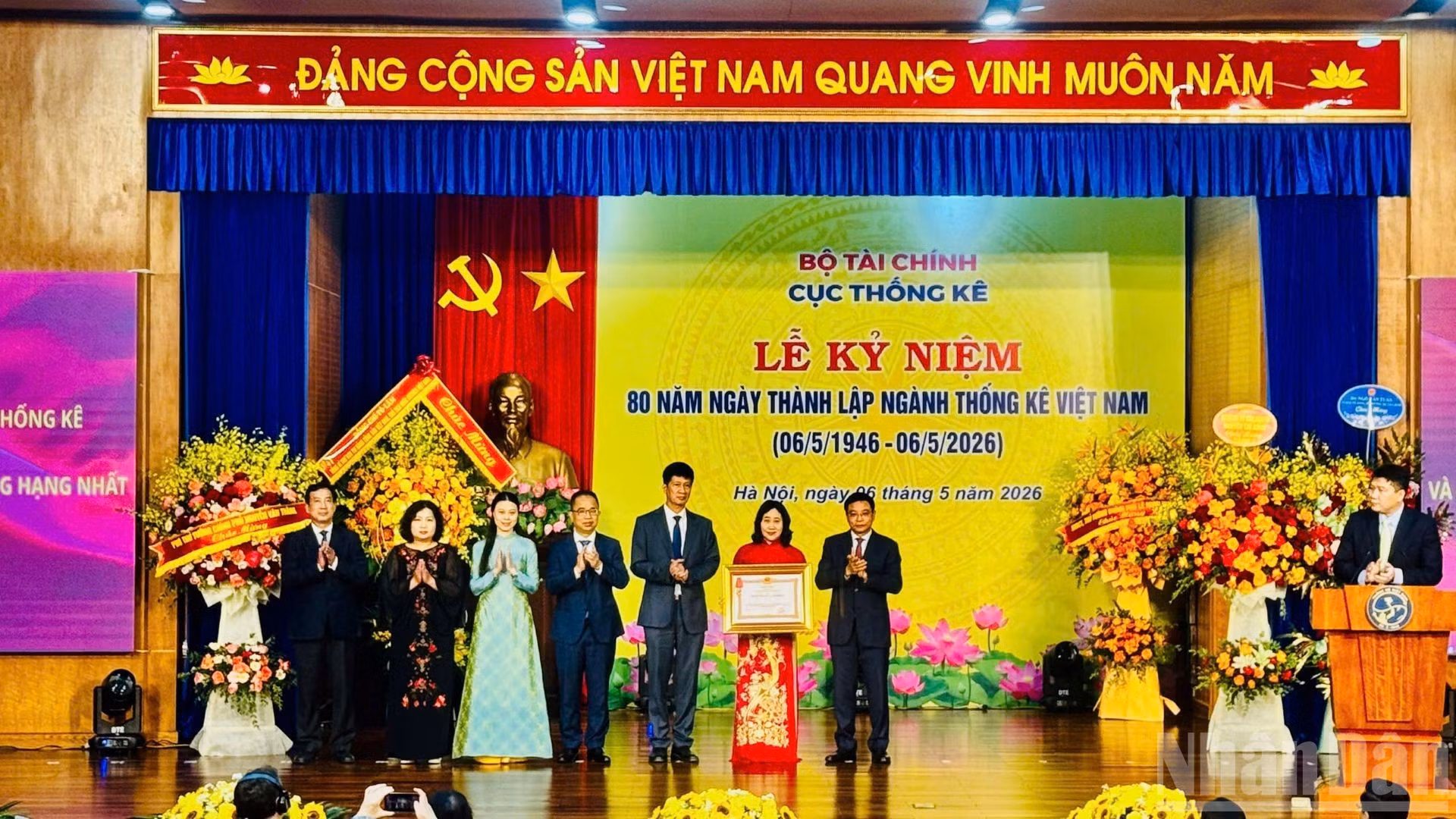 Lãnh đạo Cục Thống kê đón nhận Huân chương Lao động hạng Nhất tại lễ kỷ niệm. (Ảnh: HNV)