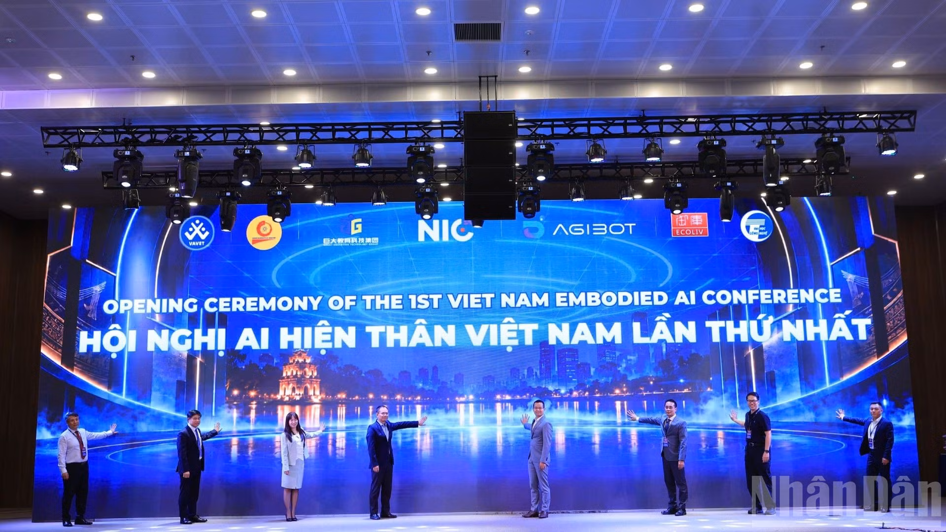 Các đại biểu làm nghi thức khai mạc hội nghị. (Ảnh: MINH HẰNG)