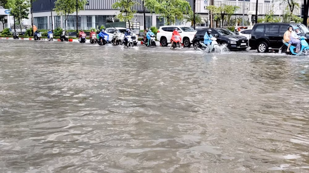 Ngập úng diện rộng tại nhiều tuyến đường Hà Nội do mưa lớn. (Ảnh: VĂN THỊNH)