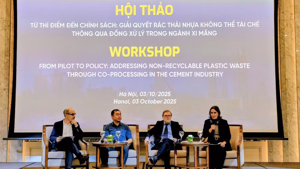 Các khách mời tham gia thảo luận tại hội thảo. (Ảnh: VĂN THỊNH)
