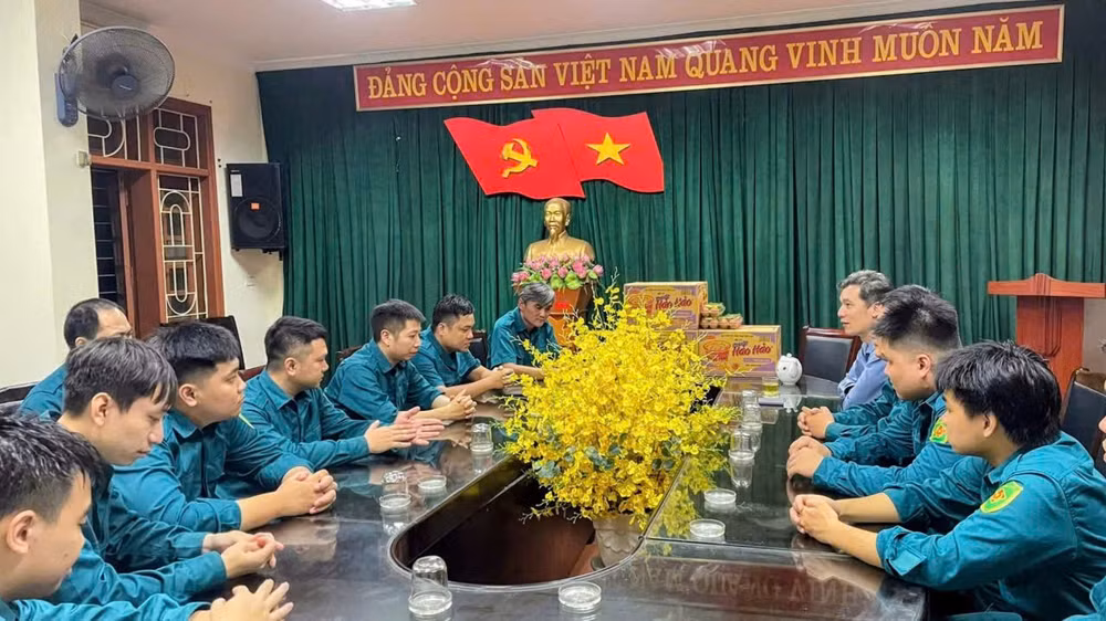 Lực lượng dân quân ứng trực mưa bão trong đêm 30/9 tại Hà Nội. (Ảnh: VĂN THỊNH)