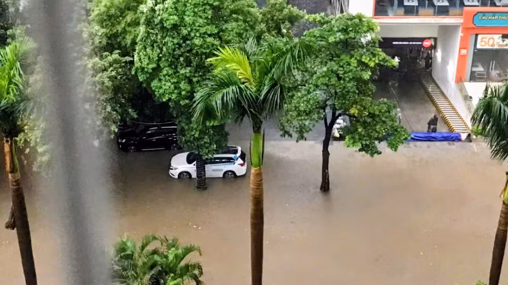 Khu vực đường Hàm Nghi-Nguyễn Cơ Thạch bị ngập do ảnh hưởng của cơn bão số 11. (Ảnh: VĂN THỊNH)