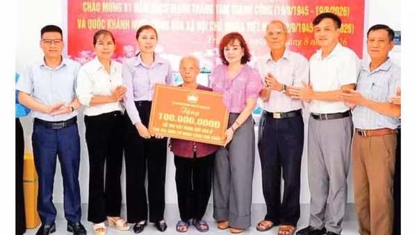 Trao hỗ trợ xây nhà "Đại đoàn kết" tặng hộ khó khăn tại xã Trung Giã (Ảnh XÃ TRUNG GIÃ)