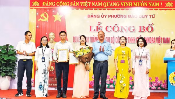 Đại diện Đảng ủy phường Đào Duy Từ trao quyết định thành lập Chi bộ đảng trong Công ty trách nhiệm hữu hạn Giầy Annora Việt Nam.