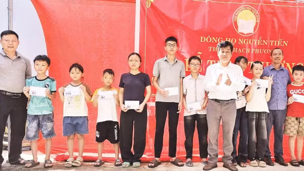 Đại diện dòng họ Nguyễn Tiến trao quà, tặng thưởng các học sinh có thành tích cao trong học tập.
