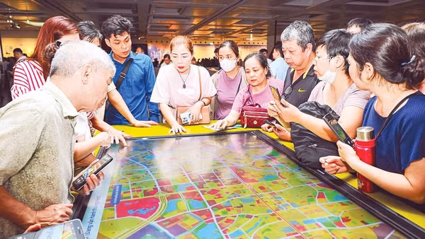 Người dân xem quy hoạch tại Bảo tàng Hà Nội (Ảnh BẢO LONG)
