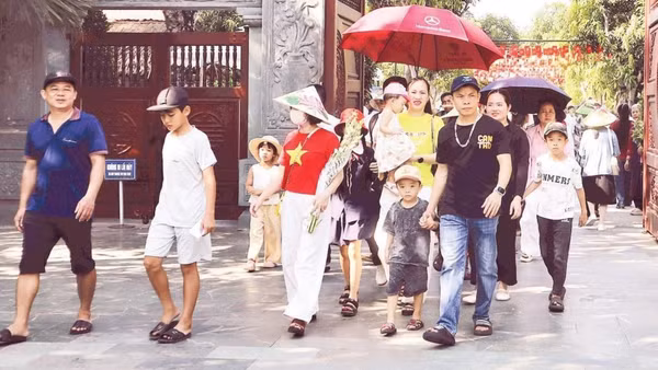 Đông đảo Nhân dân về Khu di tích quốc gia đặc biệt Kim Liên từ sớm.