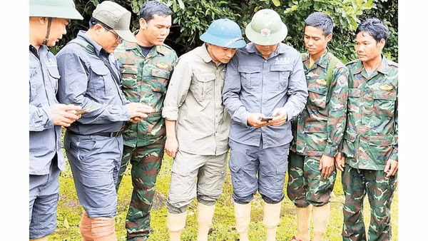 Tổ cộng đồng bảo vệ rừng thôn Chênh Vênh, xã Hướng Phùng sử dụng ứng dụng Smart trên điện thoại để tuần tra rừng.