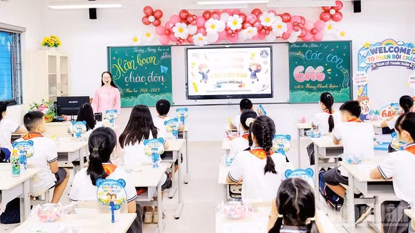Các em học sinh Trường trung học cơ sở Phan Bội Châu (phường Long Biên) bước vào năm học mới. (Ảnh: NGUYÊN TRANG)