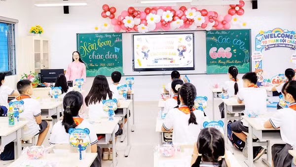 Các em học sinh Trường trung học cơ sở Phan Bội Châu (phường Long Biên) bước vào năm học mới.