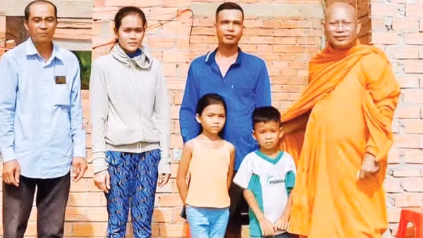 Hòa thượng Tăng Sa Vông (bìa phải), Trụ trì chùa Cái Giá luôn tích cực tham gia công tác xã hội tại địa phương.