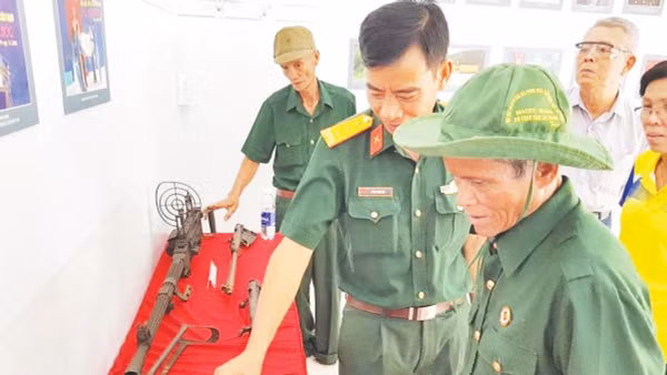 Các cựu chiến binh tham quan nhà trưng bày tại Ô Tà Sóc.