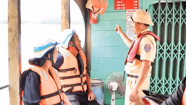 Lực lượng Công an thành phố Cần Thơ tuyên truyền về an toàn giao thông đường thủy đến hành khách (Ảnh Công an cung cấp)