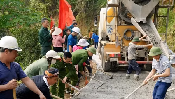 Các lực lượng và nhân dân tham gia đổ bê-tông tuyến đường Tả Thàng đi Nậm Phảng (Ảnh THU HÀ)