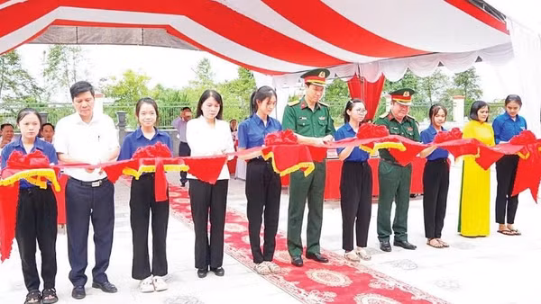 Các đại biểu cắt băng khánh thành công trình tri ân các Anh hùng liệt sĩ (Ảnh HIẾU MINH)