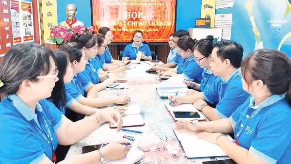 Buổi sinh hoạt định kỳ của Chi bộ khu phố 36, phường An Phú Đông, Thành phố Hồ Chí Minh.