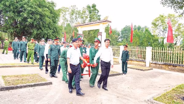 Sư đoàn 968 phối hợp chính quyền xã Hiếu Giang tổ chức trang trọng lễ truy điệu và an táng hài cốt liệt sĩ vào tháng 3/2026.