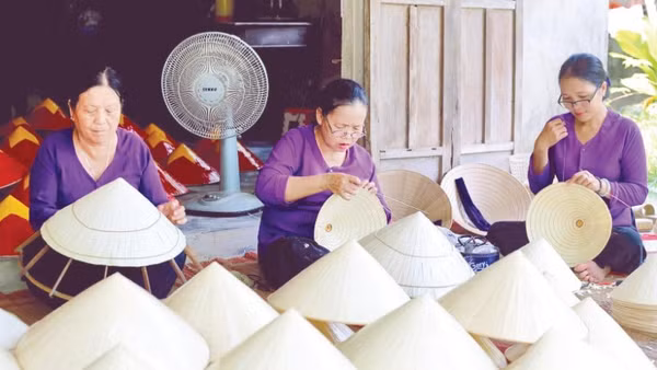 Bà Nguyễn Thị Kiềm (bên trái) cùng nhóm thợ giữ nghề chằm nón lá Vân Thê.