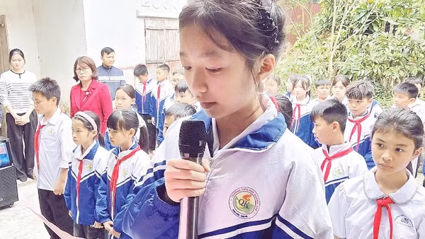 Hoạt động ngoại khóa dâng hương - báo công tại Nhà thờ Anh hùng liệt sĩ Vũ Phi Trừ được tổ chức trang trọng.