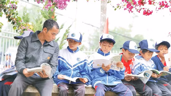 Phụ huynh và học sinh đọc sách tại mô hình “Thư viện cộng đồng”.