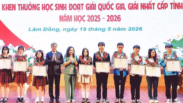 Lãnh đạo tỉnh Lâm Đồng trao bằng khen tặng học sinh đạt giải kỳ thi học sinh giỏi quốc gia (Ảnh MAI VĂN BẢO)