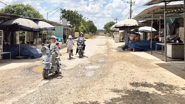 Hằng ngày có đông học sinh lưu thông trên tuyến đường đang thi công dang dở từ thôn 1B đi thôn 19, xã Ea Ning, tỉnh Đắk Lắk, gây tiềm ẩn nguy cơ mất an toàn giao thông.