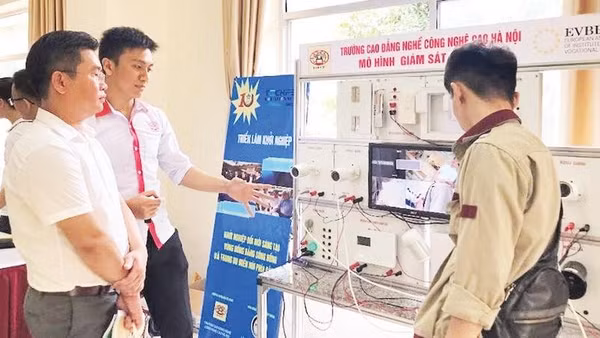 Học viên các cơ sở giáo dục nghề nghiệp của Hà Nội trình diễn mô hình nghiên cứu, ứng dụng.