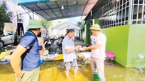 Lực lượng chức năng hướng dẫn người dân sử dụng thuốc phòng bệnh sau mưa lũ.