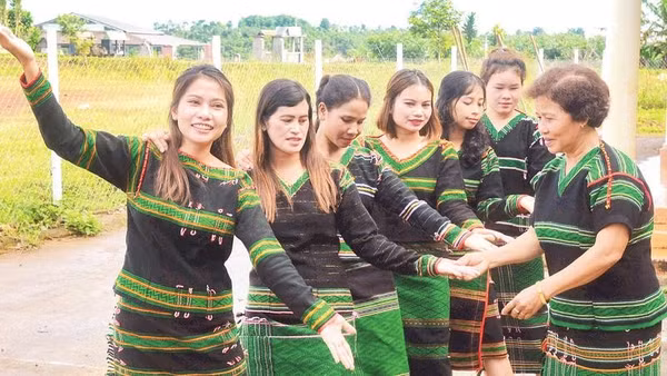H'Loren cùng với các thiếu nữ Mnông (xã Thuận An) thực hành điệu múa xoang truyền thống (Ảnh HỒ MAI)