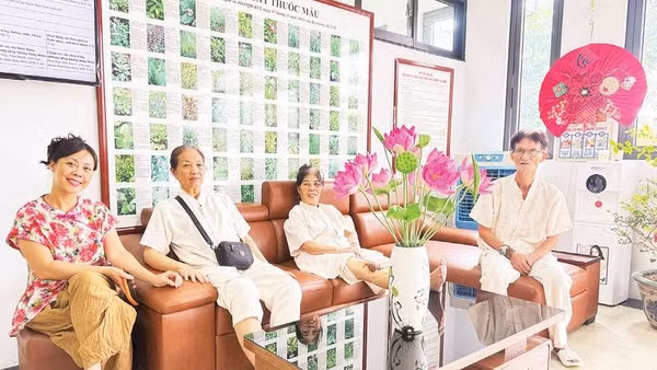 Người cao tuổi trò chuyện, sinh hoạt tại không gian chung của cơ sở chăm sóc ban ngày, tạo sự gắn kết và giao lưu trong cộng đồng.