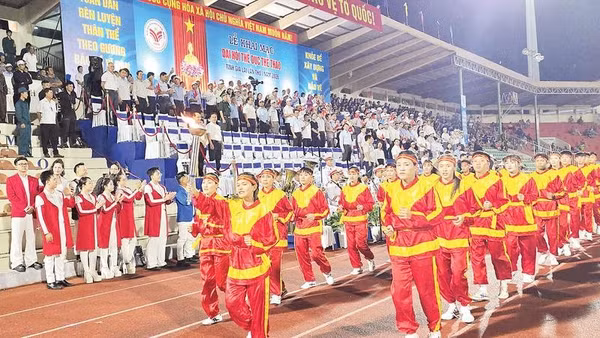Ngọn đuốc thiêng được 21 vận động viên xuất sắc tiêu biểu, đại diện cho tuổi trẻ và sức mạnh thể thao tỉnh Gia Lai rước về từ Bảo tàng Quang Trung.