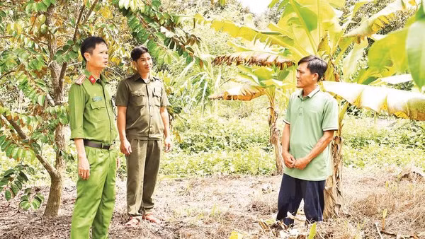 Thượng tá Nguyễn Hồng Vinh, Trưởng Công an phường Đại Thành thăm hỏi, kiểm tra hiệu quả sử dụng nguồn vốn tại mô hình làm vườn của anh Xum.