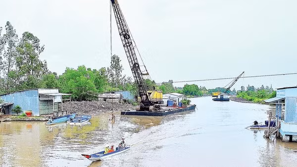 Tại các tuyến sông lớn ở Cà Mau, bùn nạo vét thường được tận dụng một phần để phục vụ mở rộng lộ nông thôn nhưng phần lớn đổ cặp mé sông, lâu ngày lại bị trôi rửa về sông.