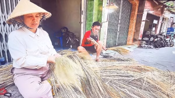Bà Huỳnh Thị Kim Thảnh gắn bó lâu năm với nghề làm chổi đót ở phường Bình Tiên, Thành phố Hồ Chí Minh.