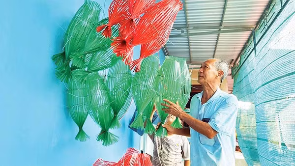 Sản phẩm của ông Nguyễn Văn Lẹ được làm bằng dây nhựa buộc gạch bỏ đi tại các công trình xây dựng.