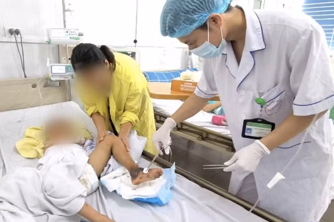 Bác sĩ làm sạch vết thương cho bệnh nhi. 