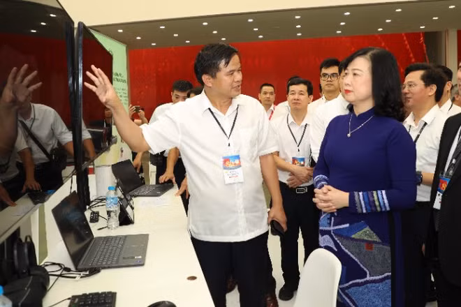 Bộ trưởng Y tế Đào Hồng Lan được Phó Giáo sư, Tiến sĩ Đào Xuân Cơ, Giám đốc Bệnh viện Bạch Mai giới thiệu về các ứng dụng mới của bệnh viện.