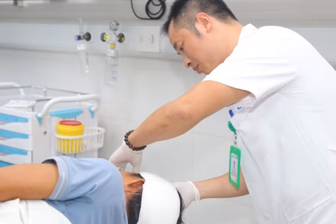 Bệnh nhân Đ.Q.T được chăm sóc và sơ cứu chấn thương tại Bệnh viện Hữu nghị Việt Đức.