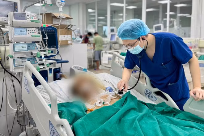 Bác sĩ thăm khám cho người bệnh. 