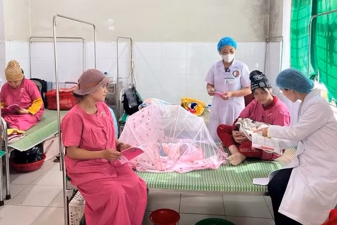 Cán bộ y tế chăm sóc sức khỏe cho bà mẹ-trẻ em tại Trung tâm Kiểm soát bệnh tật thành phố Huế. (Ảnh: THÁI SƠN)